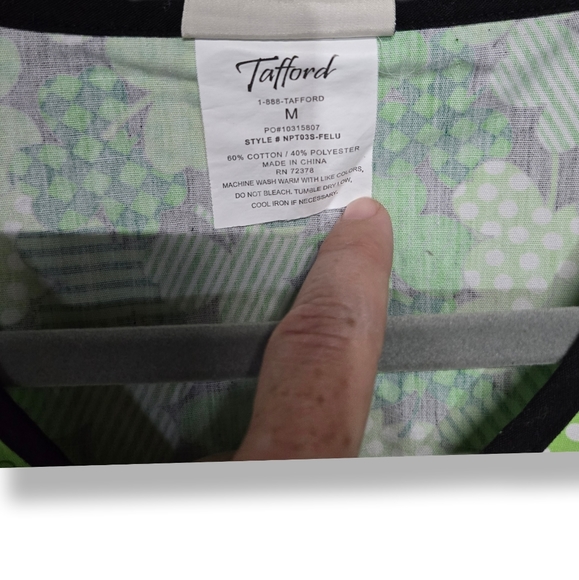 Tafford Green St Patricks Day Scrub Top Size Womens Medium Front Pockets - Picture 6 of 8